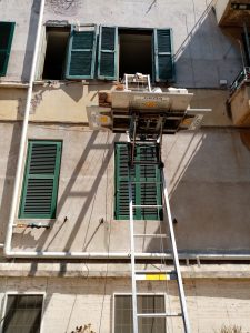 scala elevatrice su finestra palazzo Roma
