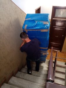 trasporto imballaggio blu per le scale di un palazzo