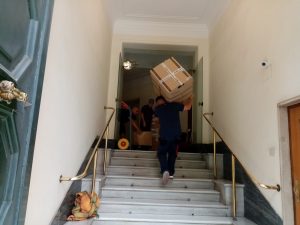 trasporto scatolone scalinata condominio